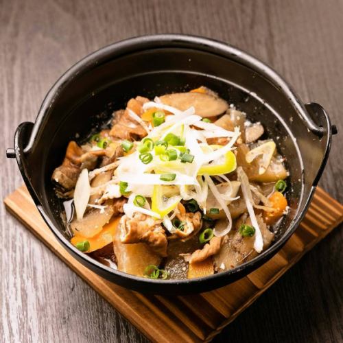 .
和紙の陰影と書の余白が、心を静かに整える和の個室。 
【虎てつ田町店（-KOTETSU-）】 @kotetsu.tamachiten

友禅和紙で統一された店内は、日本らしい美しさを感じる空間。 
全席個室で、ゆったりと過ごせます。

名物《しょうが香る黄金スープしゃぶ》は、 
出汁のコクと生姜の香りが重なる深い味わい🍲 
旬の魚介との相性も抜群です。

全国各地の日本酒と旬鮮魚とともに、和の魅力をご堪能ください🍶🐟

───────────────
《店舗情報》
📍東京都港区芝浦3-6-8 TOKIビル5F 
🕐11:30〜15:00 / 16:00〜24:00 
🚃田町駅 徒歩3分 
※土日祝は要予約 
───────────────

#虎てつ田町店
#水曜グルメ
#和紙しゃぶ
#旬鮮魚
#三田グルメ