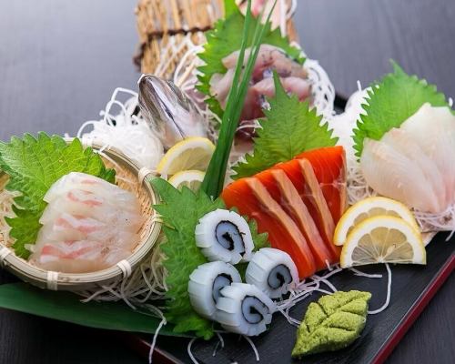 .
書の凛とした存在感と、和紙の温もりが迎える静かな和空間。 
【虎てつ田町店（-KOTETSU-）】 @kotetsu.tamachiten

落ち着いた設えが広がる全席個室。 
大切な会食や語らいの席にも最適です。

名物《しょうが香る黄金スープしゃぶ》は、 
黄金色に輝く特製出汁が素材を引き立てる逸品🍲 
やさしい余韻が広がります。

旬鮮魚と全国の日本酒で、上質な夜をお楽しみください🍶🐟

───────────────
《店舗情報》
📍東京都港区芝浦3-6-8 TOKIビル5F 
🕐11:30〜15:00 / 16:00〜24:00 
🚃田町駅 徒歩3分 
※土日祝は要予約 
───────────────

#虎てつ田町店
#火曜ディナー
#和食個室
#日本酒好き
#港区ディナー