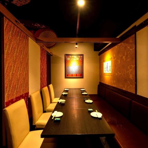 .
和紙のやわらかな灯りと、書の美が静かに調和する和の個室空間。 
【虎てつ田町店（-KOTETSU-）】 @kotetsu.tamachiten

週の始まりは、落ち着いた和空間でゆったりと。 
友禅和紙に彩られた店内は、心を整える穏やかな佇まい。 
全席個室で、静かな時間をお過ごしいただけます。

名物《しょうが香る黄金スープしゃぶ》は、 
生姜の香りと出汁の旨味が重なる滋味深い味わい🍲 
身体にやさしく染み渡ります。

旬鮮魚と日本酒とともに、心ほどける夜を🍶🐟

───────────────
《店舗情報》
📍東京都港区芝浦3-6-8 TOKIビル5F 
🕐11:30〜15:00 / 16:00〜24:00 
🚃田町駅 徒歩3分 
※土日祝は要予約 
───────────────

#虎てつ田町店
#和紙しゃぶ
#月曜ディナー
#個室和食
#田町グルメ