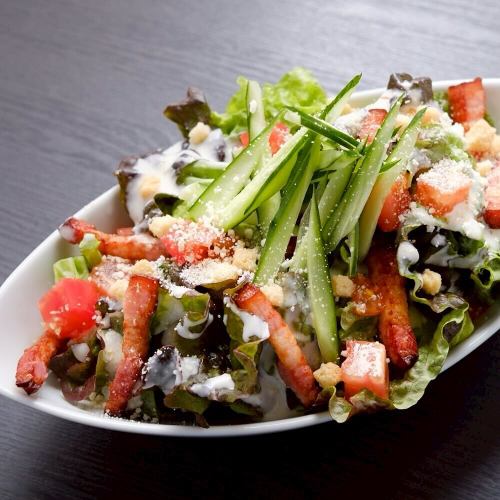 .
一間寧靜的日式私人房間，和紙柔和的光線與書法之美靜靜地交融在一起。
[KOTETSU 田町店 (-KOTETSU-)] @kotetsu.tamachiten

從田町站芝浦出口步行3分鐘。
我們提供時令新鮮魚類和我們的特色菜——和紙涮涮鍋。
這是一家日式餐廳，您可以在這裡放鬆身心，享受日本料理的魅力。

店鋪內部裝潢以友禪和紙為主，牆上掛滿了書法家的掛軸。
它作為真正具有日本特色的空間，受到了海外顧客的好評。

所有座位均為私人座位，是招待客人、商務晚宴和特殊晚宴的理想之選。
您可以在輕鬆的氛圍中悠閒地享用美食。

特色菜“薑香黃金湯涮涮鍋”
它的特色湯是用兩種鰹魚和海帶熬製的濃鬱湯底，再加入生薑製成。
它能巧妙地襯托出肉類和海鮮的鮮美滋味。

來自日本全部47個都道府縣的清酒與新鮮時令魚的組合也堪稱絕妙🍶🐟

-------------------------------
商店資訊
📍東京都港區芝浦3-6-8 TOKI大樓5樓
🕐16:00~24:00（食物最後點餐時間23:00 / 飲料最後點餐時間23:30）
🚃距離JR田町站步行3分鐘。
🚈從都營淺草線三田站步行6分鐘即可到達。
週末及假日需提前預約
-------------------------------

#虎哲
#田町晚餐
#和紙涮鍋
#TokyoDining
#AuthenticJapaneseFood