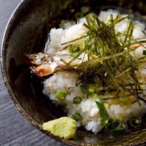 .
一個高品質的日式空間，融合了和紙之美與書法之力。
[KOTETSU 田町店 (-KOTETSU-)] @kotetsu.tamachiten

這家安靜的餐廳所有座位都是私人包廂，
我們提供正宗的日本料理，主打新鮮時令魚類和和紙涮涮鍋。

這個空間很受海外顧客歡迎，
一個可以感受日本文化的靜謐之地🇯🇵

招牌菜“黃金湯涮涮鍋”
一種特別的薑味湯，對身體溫和。
任何季節都可享用。

它與日本各地出產的清酒搭配起來都非常完美。

-------------------------------
商店資訊
📍東京都港區芝浦3-6-8 TOKI大樓5樓
🕐16:00~24:00
🚃 從JR田町站步行3分鐘 / 從三田站步行6分鐘
週末及假日需提前預約
-------------------------------

#虎哲
#玉町居酒屋
#日式晚餐
#VisitTokyo
#TraditionalJapaneseFood