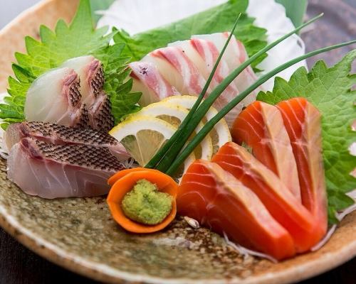 .
在安靜的日式包廂裡，盡情享受時令風味與傳統的和諧之美。
[KOTETSU 田町店 (-KOTETSU-)] @kotetsu.tamachiten

友禪和紙的溫暖氣息瀰漫在店內。
一個讓你忘卻城市喧囂的寧靜空間。

所有座位均位於私人包廂內，包廂內裝飾有精美的書法作品。
你可以在這裡度過一段輕鬆愉快的時光🏮

特色菜“薑香黃金湯涮涮鍋”
它以金黃色的湯底為特色，融合了鰹魚和海帶的鮮美滋味以及生薑的香氣。
它能巧妙地襯托出肉類和海鮮的鮮美滋味。

三層匠心打造的便當套餐和生雪蟹涮涮鍋套餐只是眾多菜餚中的一部分。
我們還提供特色菜餚，為您的特別夜晚增添光彩。

請盡情享用來自日本各地的清酒和新鮮的時令魚🍶🐟

-------------------------------
商店資訊
📍港區芝浦3-6-8 TOKI大樓5樓
🕐16:00~24:00
🚃 從田町站步行3分鐘即可到達
*週末及假日需提前預約。
-------------------------------

#虎哲
#田町美食
#私人日式用餐
#TokyoEats
#JapaneseCuisine