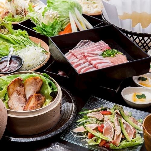 .
在私密的日式包间里，享受传统与现代完美融合的特别夜晚。
[KOTETSU 田町店 (-KOTETSU-)] @kotetsu.tamachiten

内部装饰令人印象深刻，采用了书法艺术和友禅和纸装饰。
所有座位均为私人座位，您可以享受轻松愉快的用餐氛围。

特色菜“姜香黄金汤涮涮锅”
一道令人垂涎的菜肴，汤汁浓郁，带有姜的香气。

将新鲜的时令鱼类与日本各地的清酒混合在一起，
尽情享受日本的独特风味🍶🐟

地理位置优越，距离田町站仅需步行3分钟。
我们期待您的光临🏮

-------------------------------
商店信息
📍东京都港区芝浦3-6-8 TOKI大厦5楼
🕐16:00~24:00
🚃距离JR田町站步行3分钟。
周末及节假日需提前预约
-------------------------------

#虎哲
#Tamachi美食
#日式包厢
#ExploreTokyo
#JapanTravelFood