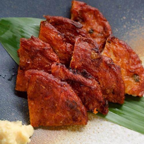 .
在充满日式美学气息的私人包间里，尽享和纸涮涮锅的奢华体验。
[KOTETSU 田町店 (-KOTETSU-)] @kotetsu.tamachiten

在一个用友禅和纸装饰的高档空间里，
来品尝我们著名的和纸涮涮锅，搭配新鲜时令鱼🍲✨

这道汤由两种鲣鱼和海带制成，上面撒有姜末。
我们精心烹制，充分展现食材的风味。

有三层便当盒课程和华丽奢华课程等。
我们提供多种方案以满足您的需求。

除了来自日本全国47个都道府县的清酒之外，
在日本享受一段轻松愉快的时光🍶🐟

-------------------------------
商店信息
📍港区芝浦3-6-8 TOKI大厦5楼
🕐16:00~24:00（最后点餐时间23:00）
🚃 从田町站步行3分钟即可到达
周末及节假日需提前预约
-------------------------------

#虎哲
#Mita Gourmet
#包间晚餐
#TokyoFoodie
#ShabuShabu