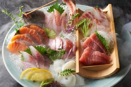 .
和紙の柔らかな光に包まれる、静けさ漂う和の個室空間。
【虎てつ田町店（-KOTETSU-）】 @kotetsu.tamachiten

田町駅芝浦口から徒歩3分。 
旬の鮮魚と名物「和紙しゃぶ」を楽しめる和食店として、
落ち着いた時間をご提供しております🍶✨ 

店内は友禅和紙で彩られ、書道家の掛け軸が飾られた日本らしい空間。 
海外からのお客様にも、
日本文化の美しさを感じていただけるとご好評をいただいております🇯🇵 

全席個室のため、接待や会食、
ゆったりとしたお食事の場としてもご利用いただけます🏮 

名物《しょうが香る黄金スープしゃぶ》は、 
二種の鰹と昆布の出汁に生姜と香辛料を合わせた特製スープ🍲 
肉や魚介の旨味を引き立てる、当店自慢の一品です。 

全国47都道府県の日本酒と旬のお刺身の組み合わせも
ぜひお楽しみください🍶🐟 

ーーーーーーーーーーーーーー
《店舗情報》
📍東京都港区芝浦3-6-8 TOKIビル5F 
🕐16:00～24:00（フードL.O.23:00 / ドリンクL.O.23:30） 
🚃JR田町駅 徒歩3分 
🚈都営浅草線 三田駅 徒歩6分 
※土日祝は要予約
ーーーーーーーーーーーーーー

#虎てつ
#田町ディナー
#和紙しゃぶ
#TokyoDining
#AuthenticJapaneseFood