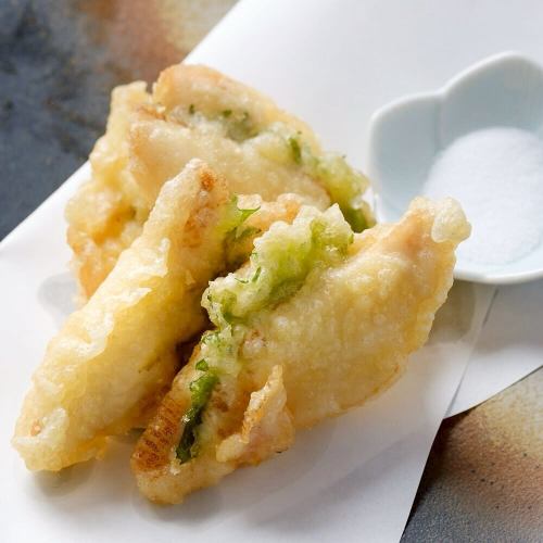 .
静寂と温もりに包まれた和の個室で味わう、旬の日本料理。
【虎てつ田町店（-KOTETSU-）】 @kotetsu.tamachiten

友禅和紙と書の芸術が調和する店内は、 
落ち着きある上質な空間。 
全席個室で、ゆったりとした時間をお過ごしいただけます✨ 

名物《しょうが香る黄金スープしゃぶ》は、 
濃厚な出汁に生姜を合わせた特製仕立て🍲 
身体の芯から温まるやさしい味わいが特徴です。 

旬鮮魚と日本酒のペアリングも人気で、 
日本ならではの食文化をご体験いただけます🍶🐟 

田町駅徒歩3分の立地で、 
皆様のご来店を心よりお待ちしております🏮 

ーーーーーーーーーーーーーー
《店舗情報》
📍東京都港区芝浦3-6-8 TOKIビル5F 
🕐16:00～24:00（L.O.23:00） 
🚃JR田町駅 徒歩3分 
※土日祝は要予約
ーーーーーーーーーーーーーー

#虎てつ
#田町ごはん
#和食個室
#ExploreTokyo
#JapanTravelFood