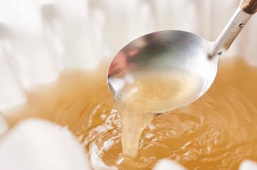 .
和紙が織りなす上質な個室で楽しむ、日本料理の魅力。
【虎てつ田町店（-KOTETSU-）】 @kotetsu.tamachiten

田町エリアで、旬鮮魚と和紙しゃぶを堪能できる和食店。 
友禅和紙のやさしい色合いに包まれた店内は、 
落ち着いた時間が流れる大人の空間です🏮✨ 

名物《しょうが香る黄金スープしゃぶ》は、 
生姜の香りと出汁の旨味が調和した特製スープ🍲 
肉や魚介の美味しさを一層引き立てます。 

重箱三段重コースや豪華蟹しゃぶコースなど、 
多彩なお料理で皆様をお迎えいたします🦀 

全国の日本酒とともに、和の贅沢な時間をお楽しみください🍶🐟 

ーーーーーーーーーーーーーー
《店舗情報》
📍東京都港区芝浦3-6-8 TOKIビル5F 
🕐16:00～24:00 
🚃田町駅 徒歩3分 
※土日祝は予約営業
ーーーーーーーーーーーーーー

#虎てつ
#三田グルメ
#個室ディナー
#TokyoFoodie
#ShabuShabu