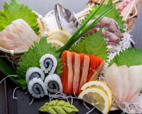 .
日本の美意識が息づく和の空間で味わう、黄金スープしゃぶ。
【虎てつ田町店（-KOTETSU-）】 @kotetsu.tamachiten

友禅和紙の装飾と書道作品が調和する店内は、 
落ち着いた雰囲気の全席個室。 
ゆったりとした時間の中で和食をお楽しみいただけます🍶✨ 

看板料理《しょうが香る黄金スープしゃぶ》は、 
二種の鰹と昆布の出汁をベースにした黄金色の特製スープ🍲 
生姜の香りが食欲を引き立て、素材の旨味を際立たせます。 

旬の魚介料理やコース料理も充実しており、 
特別な会食やご宴席にもおすすめです🦀 

全国47都道府県の日本酒とともに、日本の味覚をご堪能ください🍶🐟 

ーーーーーーーーーーーーーー
《店舗情報》
📍港区芝浦3-6-8 TOKIビル5F 
🕐16:00～24:00 
🚃JR田町駅 徒歩3分／三田駅 徒歩6分 
※土日祝は要予約
ーーーーーーーーーーーーーー

#虎てつ
#田町居酒屋
#和食ディナー
#VisitTokyo
#TraditionalJapaneseFood