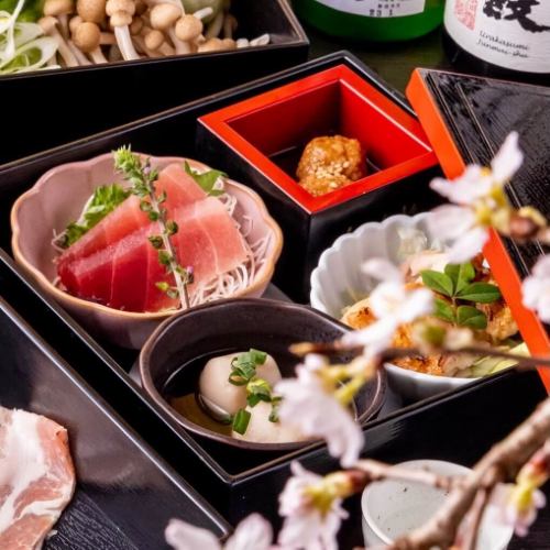 .
沐浴在和紙柔和的光芒中，品味片刻的日式寧靜。
[KOTETSU 田町店 (-KOTETSU-)] @kotetsu.tamachiten

從田町站芝浦出口步行僅需3分鐘，
主打時令鮮魚和紙涮涮鍋，
我們提供輕鬆愜意的日式餐飲體驗。 🍶✨

店鋪內部以友禪和紙裝飾，並展示書法家的掛軸作品。
一個可以讓你感受到日本文化之美的空間徐徐展開🇯🇵

所有座位均位於私人私人房間內，可滿足各種場合的需求，例如商務晚宴和招待客戶。
在輕鬆的氛圍中享用您的美食🏮

特色菜“薑香黃金湯涮涮鍋”
用鰹魚和海帶湯熬煮的特色湯，上面撒上薑絲。
這道菜巧妙地襯托出食材的天然風味。

請品嚐來自日本各地的清酒搭配新鮮時令魚類。 🍶🐟

-------------------------------
商店資訊
📍東京都港區芝浦3-6-8 TOKI大樓5樓
🕐16:00~24:00
🚃距離JR田町站步行3分鐘。
週末及假日需提前預約
-------------------------------

#虎哲
#田町晚餐
#和紙涮鍋
#TokyoDining
#AuthenticJapaneseFood