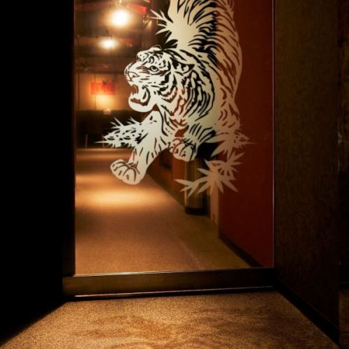 .
A refined Japanese space created by the harmony of the beauty of Yuzen washi paper and calligraphy.
[KOTETSU Tamachi Store (-KOTETSU-)] @kotetsu.tamachiten

In a quiet, private room,
Enjoy seasonal fresh fish and washi paper shabu-shabu in a relaxed atmosphere 🍶✨

The interior, with its striking calligraphic decorations, has a calm atmosphere that evokes a sense of Japan.
We've received great feedback from our international customers! 🇯🇵

The specialty "Ginger-scented Golden Soup Shabu"
It features a golden-colored broth and the aroma of ginger 🍲
It carefully brings out the delicious flavors of meat and seafood.

Enjoy the charm of Japanese culture along with sake 🍶🐟

-------------------------------
Store Information
📍TOKI Building 5F, 3-6-8 Shibaura, Minato-ku, Tokyo
🕐16:00~24:00
🚃 3-minute walk from Tamachi Station
*Open by reservation on weekends and holidays
-------------------------------

#TigerTetsu
#Tamachi Gourmet
#Private Japanese Dining
#TokyoEats
#JapaneseCuisine