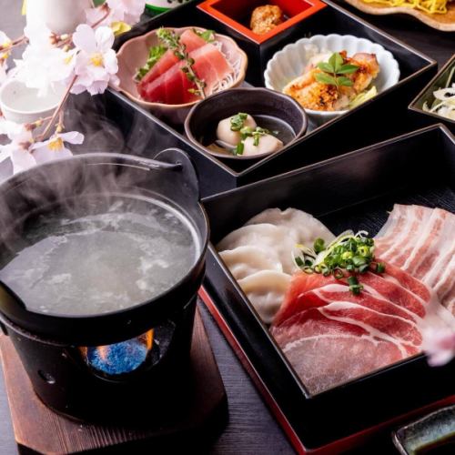 .

全国の日本酒と旬鮮魚を味わう贅沢
【虎てつ田町店（-KOTETSU-）】 @kotetsu.tamachiten

餐厅欢迎海外客人。 
推荐和牛涮涮锅和鳗鱼。

全国47都道府県から厳選した日本酒を取り揃え🍶 
各地の個性豊かな味わいを楽しめます。 

その日仕入れた旬鮮魚のお刺身や料理と合わせれば、 
より一層引き立つ至福のペアリング🐟 

日本酒飲み放題プランもあり、 
じっくりと味わいたい方にもおすすめです。 

【店舗情報】 
📍東京都港区芝浦3-6-8 TOKIビル5F 
🚃JR田町駅 徒歩3分 / 三田駅 徒歩6分 
⏰11:30〜15:00 / 16:00〜24:00 
📞お気軽にお問い合わせください 

#日本酒好き 
#海鮮グルメ 
#田町居酒屋 
#sake 
#japanesefood