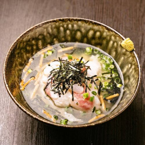 .
和紙と書が織りなす空間で味わう、日本料理の奥深さ。
【虎てつ田町店（-KOTETSU-）】 @kotetsu.tamachiten

友禅和紙のやさしい風合いと書の力強さが調和した店内は、 
日本文化の魅力を感じる落ち着いた和空間🇯🇵✨ 

全席個室のため、 
ゆったりとした時間の中でお食事をお楽しみいただけます。 

名物《しょうが香る黄金スープしゃぶ》は、 
濃厚な出汁と生姜の香りが調和する特製スープ🍲 
素材本来の旨味を引き出します。 

旬の鮮魚と日本酒の組み合わせで、 
心ほどけるひとときをご体験ください🍶🐟 

ーーーーーーーーーーーーーー
《店舗情報》
📍東京都港区芝浦3-6-8 TOKIビル5F 
🕐16:00～24:00（L.O.23:00） 
🚃JR田町駅 徒歩3分 
※土日祝は要予約
ーーーーーーーーーーーーーー

#虎てつ
#田町ごはん
#和食個室
#ExploreTokyo
#JapanTravelFood