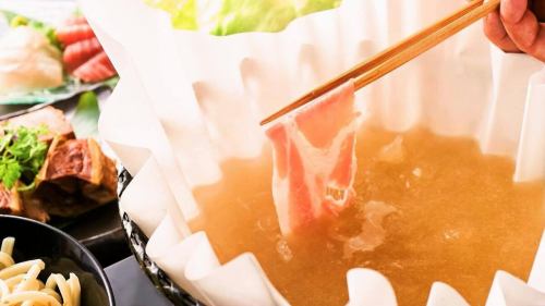 .

落ち着いた空間で楽しむ接待・会食向け和食
【虎てつ田町店（-KOTETSU-）】 @kotetsu.tamachiten

We welcome foreign guests.
Enjoy Wagyu and Japanese cuisine.

静かで上質な和の空間が広がる店内✨ 
全席個室のため、大切なシーンにも最適です。 

接待や会食など、 
落ち着いて話したい場面にぴったり。 

丁寧に仕上げられた料理とともに、 
心地よい時間を過ごせます。 

雰囲気と料理、どちらも大切にしたい方へ。 

【店舗情報】 
📍東京都港区芝浦3-6-8 TOKIビル5F 
🚃JR田町駅 徒歩3分 / 三田駅 徒歩6分 
⏰11:30〜15:00 / 16:00〜24:00 
📞お気軽にお問い合わせください 

#接待 
#会食 
#個室居酒屋 
#tokyorestaurant 
#businessdinner