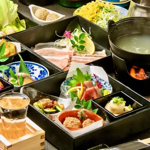 .
和紙が生み出す優しい空間で、日本の四季を味わう贅沢な時間。
【虎てつ田町店(-KOTETSU-)】 @kotetsu.tamachiten
店内は友禅和紙と書の装飾が調和し、
海外のお客様からも「日本らしい空間」とご好評をいただいております🇯🇵✨
全席個室で、周囲を気にすることなくゆったりとお食事を楽しめるのも魅力です🏮
人気の《しょうが香る黄金スープしゃぶ》は、
黄金色の出汁が素材の旨味を引き立てる自慢の一品🍲
旬のお刺身や全国各地の日本酒とともに、
心ほどける和のひとときをお過ごしください🍶🐟
ーーーーーーーーーーーーーー
《店舗情報》
📍東京都港区芝浦3-6-8 TOKIビル5F
🕐16:00~24:00
🚃JR田町駅 徒歩3分
🚈三田駅 徒歩6分
※土日祝は要予約
ーーーーーーーーーーーーーー
#虎てつ
#田町ディナー
#和紙しゃぶ
#TokyoEats
#AuthenticJapaneseFood