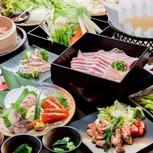 .
精緻的日式餐廳，傳統日式美學與時令口味在此完美融合。
【甲鐵田町店(-KOTETSU-)】@kotetsu.tamachiten

店鋪內掛滿了書法家的捲軸和友禪紙，
這是一間充滿日式風格的靜謐私人房間🇯🇵✨

招牌菜“薑香黃金湯涮涮鍋”
我們引以為傲的是用兩種鰹魚和海帶熬煮的黃金湯底🍲
它溫柔地包裹著食材的美味。

我們提供日本全部47個都道府縣的精選清酒，以及時令刺身。 🍶🐟

盡情享受片刻，感受日本文化的魅力。
歡迎光臨虎鐵田町店！ 🏮

-------------------------------
商店資訊
📍東京都港區芝浦3-6-8 TOKI大樓5樓
🕐 16:00~24:00
🚃 從JR田町站步行3分鐘即可到達。
🚈 從三田站步行 6 分鐘即可到達
*週末及公眾假期需提前預約。
-------------------------------

#虎徹
#TamachiFood
#日式包廂
#ExploreTokyo
#JapanTravelFood
