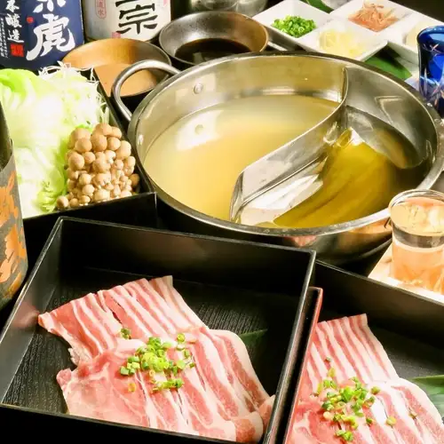 .
和の落ち着きに包まれながら、旬の味覚をゆっくりと楽しむ夜。
【虎てつ田町店（-KOTETSU-）】 @kotetsu.tamachiten

田町駅近くにある当店では、
旬の鮮魚と名物和紙しゃぶを中心に、こだわりの和食をご提供しております🍶✨

友禅和紙で彩られた空間と書道家による掛け軸が、
日本らしい趣を演出し、海外からのお客様にも人気です🇯🇵

《しょうが香る黄金スープしゃぶ》は、
生姜の香りと出汁の深い旨味が広がる一品🍲
全国47都道府県から厳選した日本酒との相性も格別です。

和食の魅力をゆっくりと味わうひとときを、ぜひ虎てつ田町店でお過ごしください🏮

ーーーーーーーーーーーーーー
《店舗情報》
📍東京都港区芝浦3-6-8 TOKIビル5F
🕐16:00～24:00
🚃JR田町駅 徒歩3分
🚈都営浅草線 三田駅 徒歩6分
※土日祝は要予約
ーーーーーーーーーーーーーー

#虎てつ
#田町ごはん
#和食個室
#ExploreTokyo
#JapanTravelFood