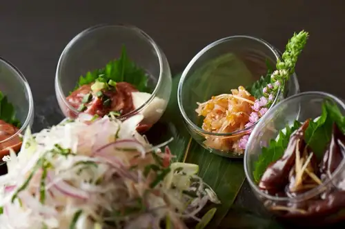 .
落ち着いた和の個室で味わう、旬の鮮魚とこだわりの出汁。
【虎てつ田町店（-KOTETSU-）】 @kotetsu.tamachiten

店内には友禅和紙や書の装飾が施され、
日本文化の美しさを感じられる上質な空間が広がっています🇯🇵✨

全席個室のため、ゆったりとした時間を過ごしたい日にもぴったり。

《しょうが香る黄金スープしゃぶ》は、
鰹と昆布の旨味を凝縮した黄金スープが自慢🍲
旬の食材とともに、心まで温まる味わいをご堪能いただけます。

全国47都道府県の日本酒とともに、和食の魅力をお楽しみください🍶🐟

ーーーーーーーーーーーーーー
《店舗情報》
📍東京都港区芝浦3-6-8 TOKIビル5F
🕐16:00～24:00
🚃JR田町駅 徒歩3分
🚈都営浅草線 三田駅 徒歩6分
※土日祝は要予約
ーーーーーーーーーーーーーー

#虎てつ
#田町居酒屋
#和食ディナー
#VisitTokyo
#TraditionalJapaneseFood