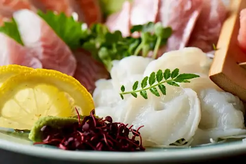 .
일본 종이의 온기와 제철의 맛을 즐길 수 있는, 어른을 위한 일식 공간.
【토라테츠다마치점(-KOTETSU-)】 @kotetsu.tamachiten

점내에는 우젠 일본 종이의 장식과 서예 작품이 늘어서,
일본 문화의 안락함을 느낄 수 있는 공간이 펼쳐져 있습니다 🇯🇵✨

전석 개인실 때문에,
가족 식사에서 접대, 연회까지 폭넓게 이용하실 수 있습니다 🏮

당점 자랑의 "생강이 향기나는 황금 수프 샤브"는,
가다랭이와 다시마의 맛을 응축한 국물에 생강을 합친 맛이 풍부한 재단 🍲

제철 해산물이나 고기와의 궁합도 좋고,
소재 각각의 맛을 마음껏 즐길 수 있습니다.

일본 전국의 명주와 제철 생선을 맛보면서
마음을 담는 시간을 보내세요 🍶🐟

ーーーーーーーーーーーー
《점포 정보》
📍 도쿄도 미나토구 시바우라 3-6-8 TOKI 빌딩 5F
🕐16:00~24:00
🚃JR 타마치역 도보3분
🚈도에이 아사쿠사선 미타역 도보 6분
※토, 일, 공휴일은 예약 필요
ーーーーーーーーーーーー

#호랑이
#타마치
#일식
#ExploreTokyo
#JapanTravelFood