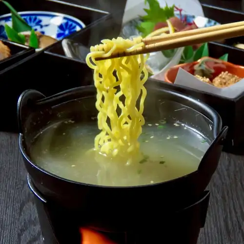 .
日本の伝統美に包まれながら、旬の味覚をゆっくりと楽しむ夜。
【虎てつ田町店（-KOTETSU-）】 @kotetsu.tamachiten

書道家の掛け軸と友禅和紙が彩る店内は、
海外のお客様からもご好評をいただく、趣深い和の空間です🇯🇵✨

全席個室のため、周囲を気にせず、
料理と会話を心ゆくまでお楽しみいただけます。

名物《しょうが香る黄金スープしゃぶ》は、
二種の鰹と昆布の出汁に、生姜と香辛料を加えた香り豊かな一品🍲

肉や魚介の旨味を包み込み、
食べ進めるほどに奥深い味わいが広がります。

旬鮮魚と全国47都道府県の日本酒とともに、
日本料理の魅力をご堪能ください🍶🐟

ーーーーーーーーーーーーーー
《店舗情報》
📍東京都港区芝浦3-6-8 TOKIビル5F
🕐16:00～24:00
🚃JR田町駅 徒歩3分
🚈都営浅草線 三田駅 徒歩6分
※土日祝は要予約
ーーーーーーーーーーーーーー

#虎てつ
#田町居酒屋
#和食ディナー
#VisitTokyo
#TraditionalJapaneseFood