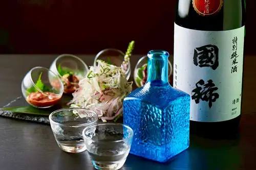 .
旬の鮮魚とこだわりの和紙しゃぶを、上質な個室で味わうひととき。
【虎てつ田町店（-KOTETSU-）】 @kotetsu.tamachiten

友禅和紙の彩りと書の芸術が印象的な店内は、
都会の喧騒を忘れさせる穏やかな和空間です✨

少人数のお食事から大人数のご宴会まで、
全席個室でゆっくりとお過ごしいただけます🏮

看板料理《しょうが香る黄金スープしゃぶ》は、
鰹と昆布の深い旨味に、生姜の香りを重ねた黄金色のスープが特徴🍲
素材本来の美味しさを、やさしく引き出します。

全国各地から厳選した日本酒と旬のお刺身とのペアリングも格別です🍶🐟

ーーーーーーーーーーーーーー
《店舗情報》
📍東京都港区芝浦3-6-8 TOKIビル5F
🕐16:00～24:00
🚃JR田町駅 徒歩3分
🚈都営浅草線 三田駅 徒歩6分
※土日祝は要予約
ーーーーーーーーーーーーーー

#虎てつ
#田町グルメ
#個室和食
#TokyoEats
#AuthenticJapaneseFood