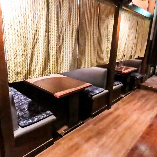 【小さなお子さまとご一緒に！】ゆったりと過ごせるボックスタイプのテーブル席が4名×2卓ございます。靴の脱ぎ履きがなくカジュアルに過ごせて、ご家族でのお食事にちょうどいいお席です◎火鍋や焼肉などのお食事を囲みながら、ご家族の団らんをお楽しみいただけます★