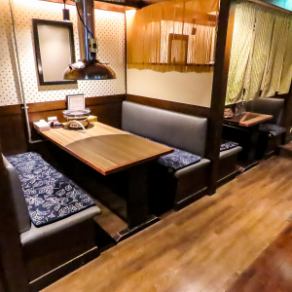 【ボックスタイプのテーブル4名席×2.卓】会社仲間やご友人、ご家族でのご飲食にご利用しやすいボックスシート！広々とした使い勝手が良いテーブルで、お隣の席との間には仕切りがあるので人目が気にならないのも魅力的です☆テーブルを囲んで憩いの時をお過ごしください☆
