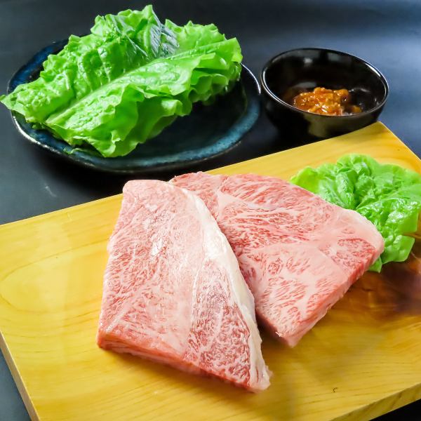 【種類豊富な焼肉メニュー♪】お肉のメニューは30種類ほど。お好みの焼き加減で召し上がれ！