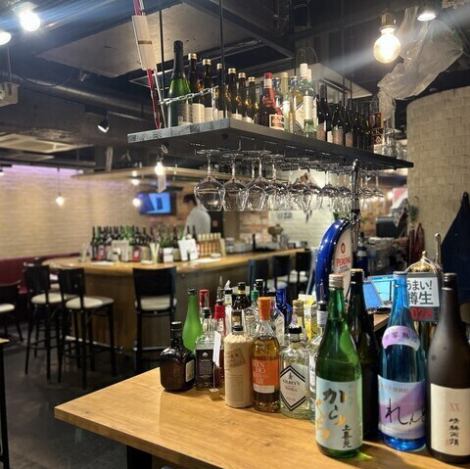 【デートや一人飲みにも最適◎ライブ感あふれるカウンター席】ずらりと並んだお酒のボトルが目を引くカウンター席では、シェフが目の前で調理するライブ感を堪能できます♪お料理の香ばしい香りや、音まで五感で楽しめる特等席です。デートやサシ飲みはもちろん、お一人様で気軽に一杯飲みたい時にも大歓迎です！