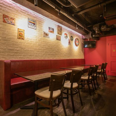 【様々なシーンで利用可能！ゆったり過ごせるテーブル席】ゆとりのある席配置で、周りを気にせずゆったりと過ごせるテーブル席をご用意しています♪会社の飲み会や女子会など、大人数での宴会にもご利用いただけます。また貸切も承っておりますので、まずはお気軽にご相談ください♪