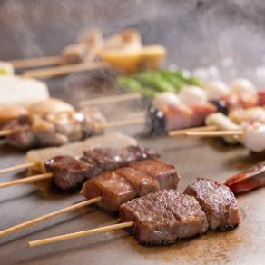 ≪Counter seats with a lively atmosphere≫You can see skewers and meat being grilled right in front of you★Please feel free to enjoy the teppanyaki menu♪