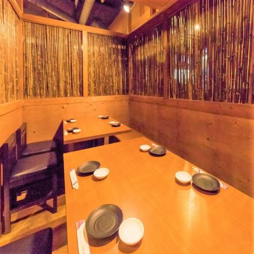 完全個室　木の温もりを感じられる空間で、ゆっくりと地鶏料理をお楽しみください。※ご利用は10名様以上で承っております。