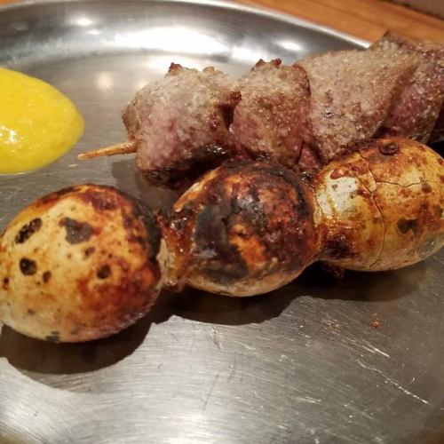 殻ごと食べるうずら串！