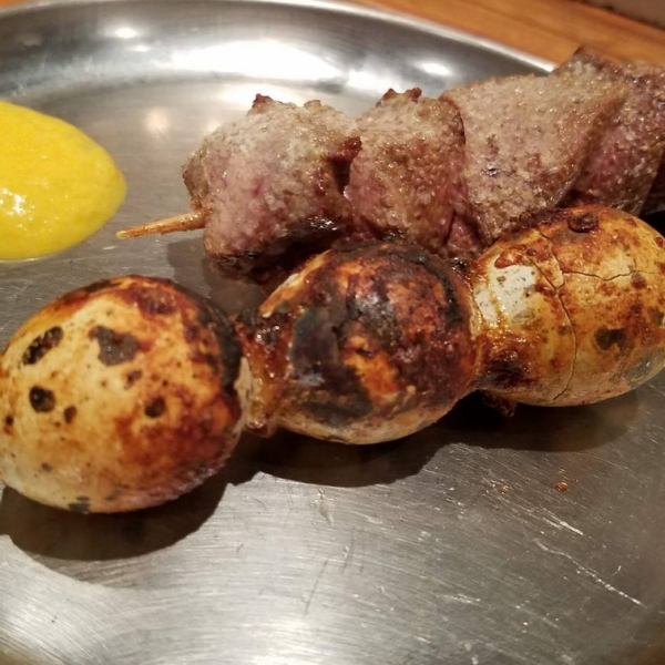殻ごと食べるうずら串！