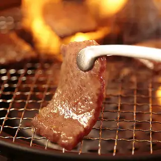 【落ち着いた雰囲気の店内】温かみのある落ち着いた空間で、焼き上がるお肉の音と香りを楽しむ至福のひととき。厳選和牛の豊かな旨みをご堪能いただけます。焼肉とすき焼きを気分に合わせて選べるため、普段のお食事から特別な日まで幅広くご利用いただけます。ご家族やご友人と、心ほどけるひとときをお過ごしください。