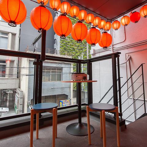 [Terrace seats] The warm light from the red lanterns is stylish ☆ A great sense of openness!
