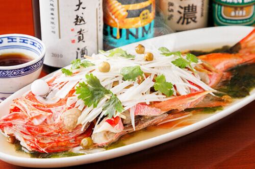 他用自己捕捞的鱼制作菜单，完全不考虑盈利。