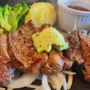 ステーキとガーリックローストで贅沢なランチタイム