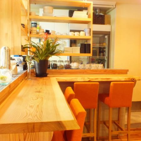 We have a wooden warm counter table ◎ It is a popular seat for friends and couples as well.Of course, one of you is also welcome!