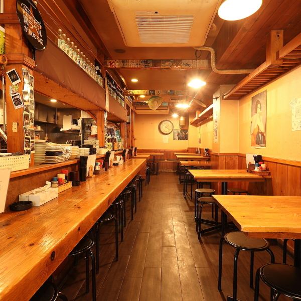 お一人様や少人数での飲みに最適なカウンター席は、全14席確保しております。目の前で職人が豪快に焼き上げる臨場感を愉しみながら、自分だけの贅沢な時間を過ごせる特等席です。仕事帰りにふらっと立ち寄りやすく、肩肘張らずにリラックスして本格的な串料理を愉しめる温もりある心地よい空間です