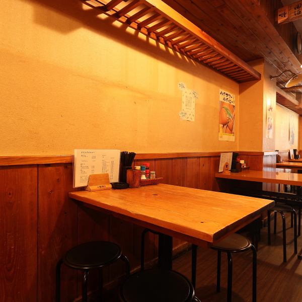 大人数のグループ様にはテーブル席を計6卓完備！ご友人との飲み会から職場の宴会まで、シーンに合わせて柔軟に対応可能です。20名様からの貸切相談も承っており、自慢のやきとんとお酒を心ゆくまで満喫いただけます。大人数での楽しい集いを、おもてなしいたします！