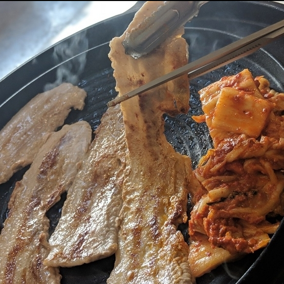 국산 돼지 장미 고기의 맛이 입 가득 퍼지는 단골 메뉴 '삼겹살'