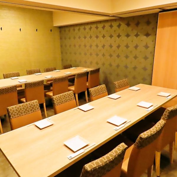 【仲の良い皆様・会社宴会等に最適な個室】落ち着いたお過ごし頂ける個室席を完備しており、広々とした空間でのお食事とお酒をお愉しみいただけます。名古屋駅西口より徒歩1分と便利なアクセスは各種ご宴会にもおすすめです!