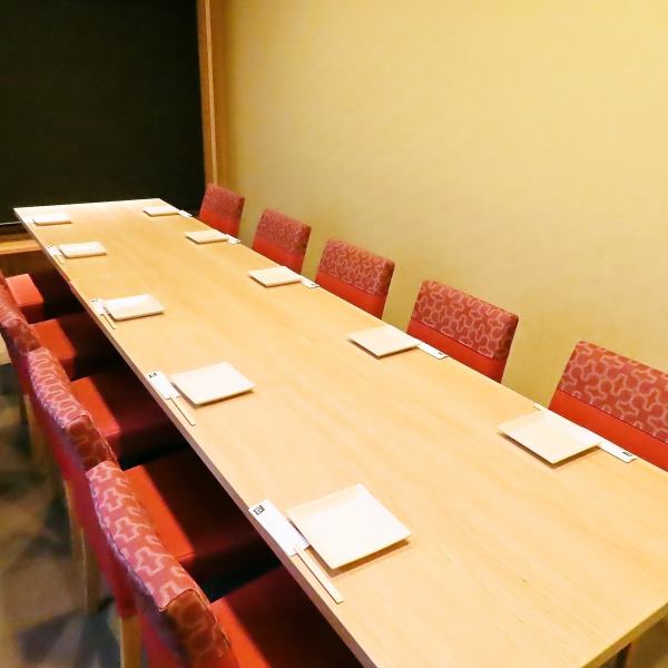 【最大24名様までご利用可能の個室】 名古屋エリアで個室居酒屋をお探しなら『湊一や 名古屋太閤通口店』へ!当店自慢の飲み放題付き宴会コースをご提供致します。周りを気にせずお食事をお楽しみ頂けるよう、大小様々な個室をご用意◎