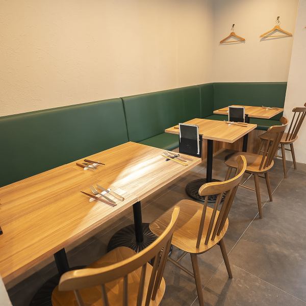 当店は幅広いシーンでご利用いただけます◎落ち着いた照明と緑色のソファーやテーブルが配された店内は、接待などのビジネスシーンから、ご家族での和やかなお食事、カウンターでのお一人様利用まで、多様なニーズにお応えします。上質な空間で、こだわりの創作イタリアンと厳選ワインを心ゆくまでお楽しみください。