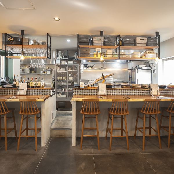 店内は、緑色を基調としたソファーやテーブルが配され、落ち着きとリラックス感のある雰囲気を演出しています♪カウンター席もございますので、シェフやスタッフとの会話を楽しみながらお食事をされるのもおすすめです。駅からすぐのアクセスで、会社帰りの一杯や大切な人との食事にも最適◎非日常のひとときをどうぞ。