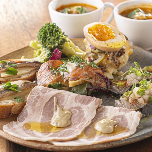 スタッフ厳選の冷菜が詰まった贅沢な前菜の盛り合わせ♪