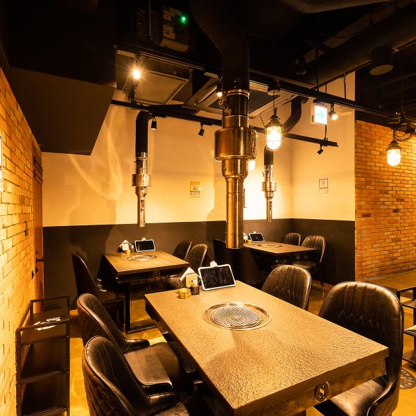 【貸切可能店◎】ソーシャルディスタンス◎『広々スタイリッシュ店内最大32名様。』宴会場完備で理想のご宴会を実現できます！広々とした空間で乾杯の音頭、宴会途中の移動もスムーズ！難波で少人数貸切ご希望の方はお問い合わせくださいませ。