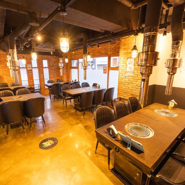 【女子会、飲み会に】2～3名、4～5名などのテーブル席もご用意！わいわい楽しくご宴会も、お友達同士でゆっくりくつろげる空間です。