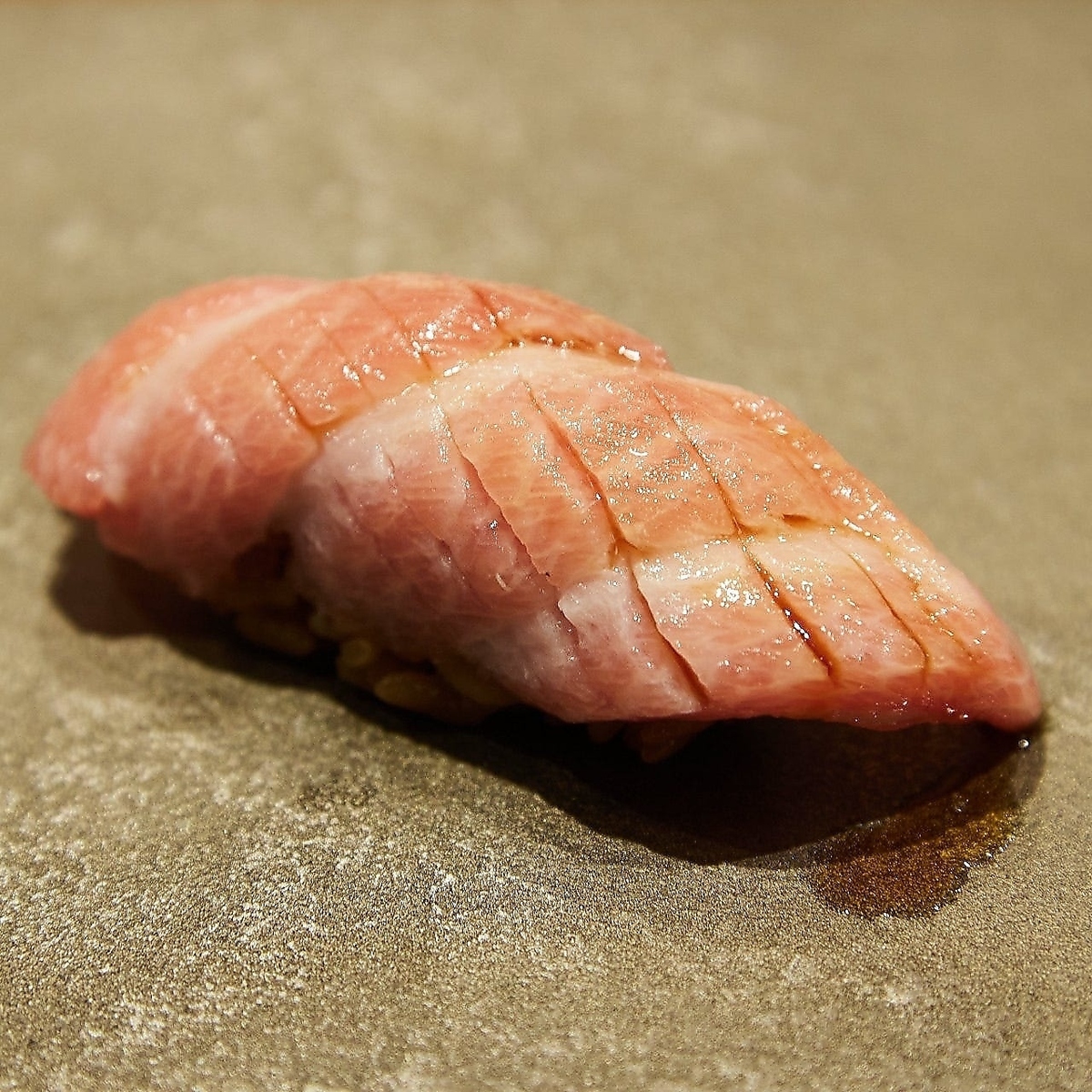 【大阪駅3分】和の趣漂う隠れ家で味わう、こだわりの鮨と和食。