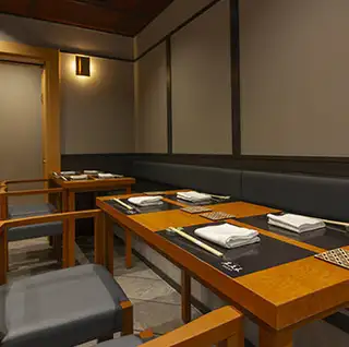 ご友人とのお食事や、ご家族でのお集まりに最適な最大4名様掛けのテーブル席をご用意しております。5名様以上の場合はお席が分かれます。【鮨五天五/鮨五天五ディナー/大阪鮨/寿司好きな人と繋がりたい/本格江戸前寿司/大人の隠れ家/大阪グルメ/記念日ディナー/ご褒美ごはん/カウンター寿司/大阪ディナー/美食時間/鮨】